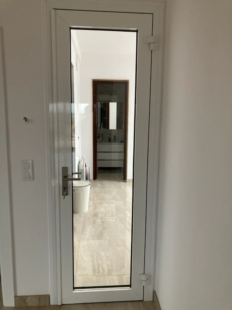 puerta de aluminio en color blanco