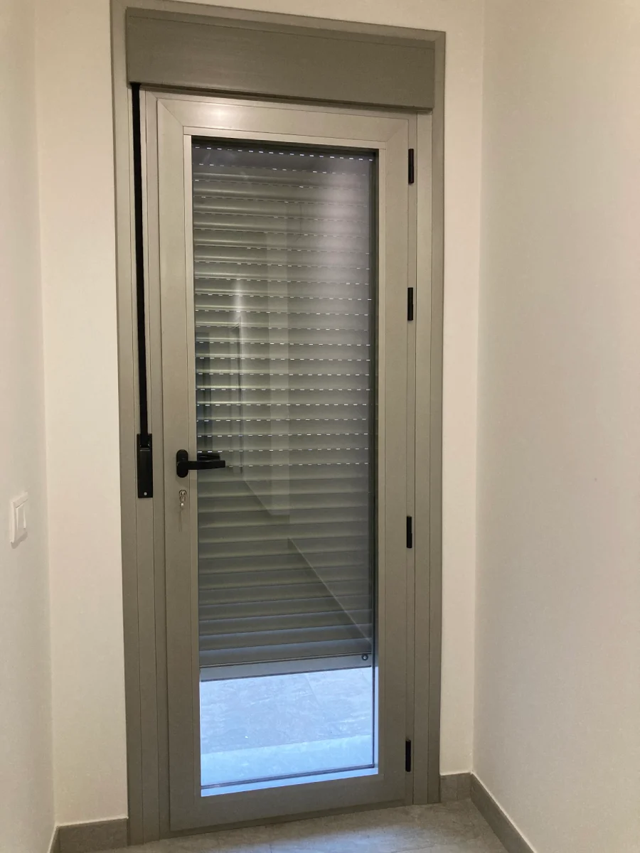 puerta de aluminio en color plata