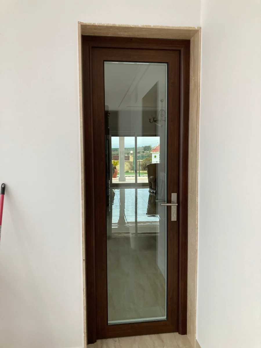 puerta de aluminio en color marrón